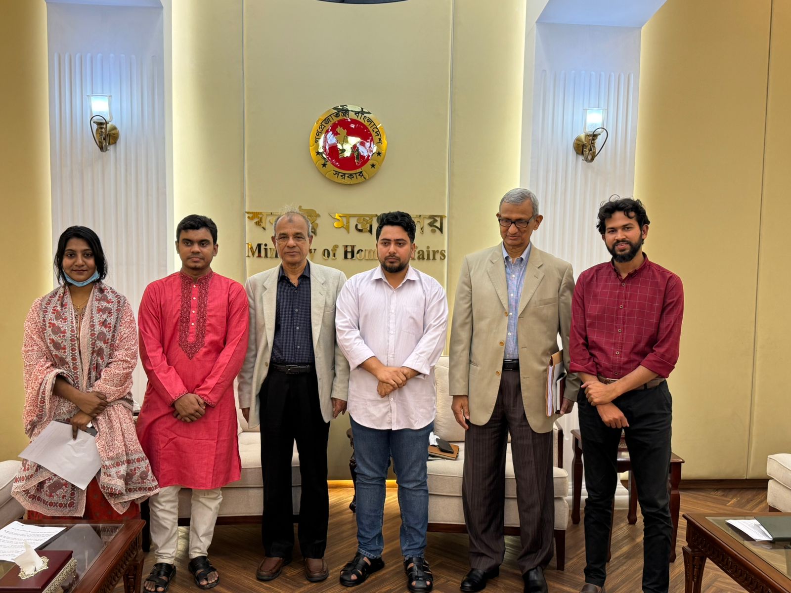 স্বরাষ্ট্র ও তথ্য উপদেষ্টার সঙ্গে বৈঠক করেছেন সাত কলেজের প্রতিনিধিরা
