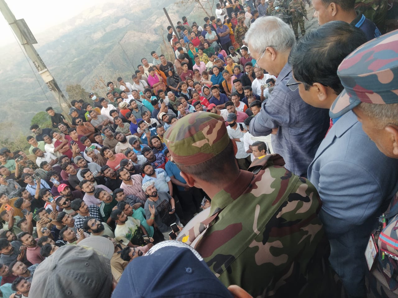 রাঙ্গামাটির সাজেকে পুড়ে যাওয়া ক্ষতিগ্রস্ত পরিবারের পাশে দাঁড়ালেন পার্বত্য উপদেষ্টা