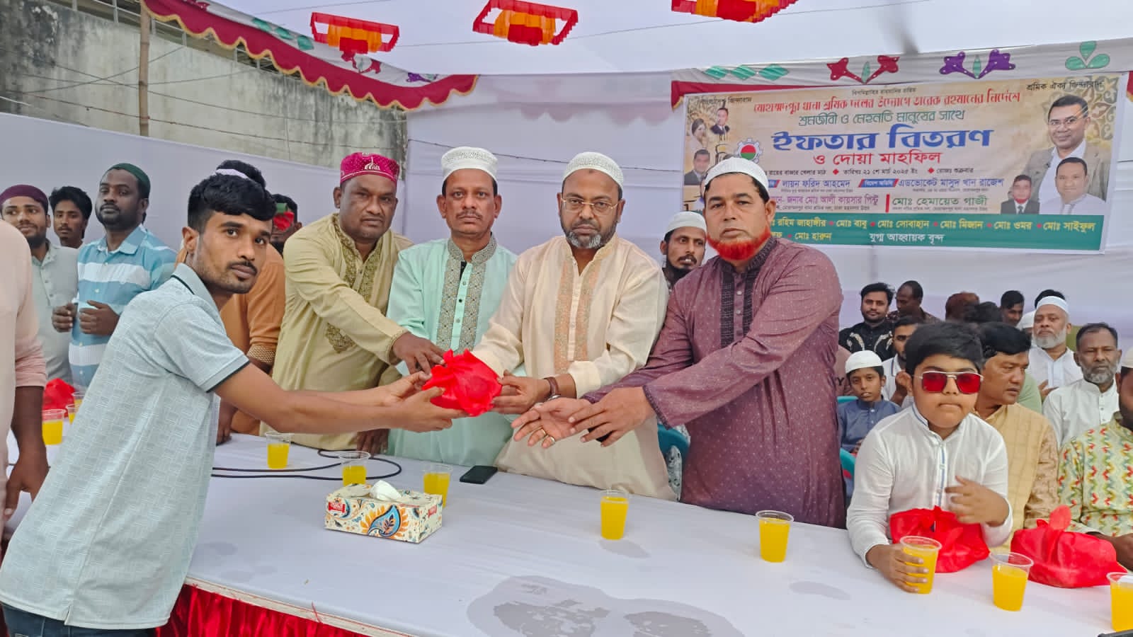 মোহাম্মদপুরে শ্রমজীবী ও মেহনতি মানুষের মাঝে শ্রমিকদলের ইফতার বিতরণ