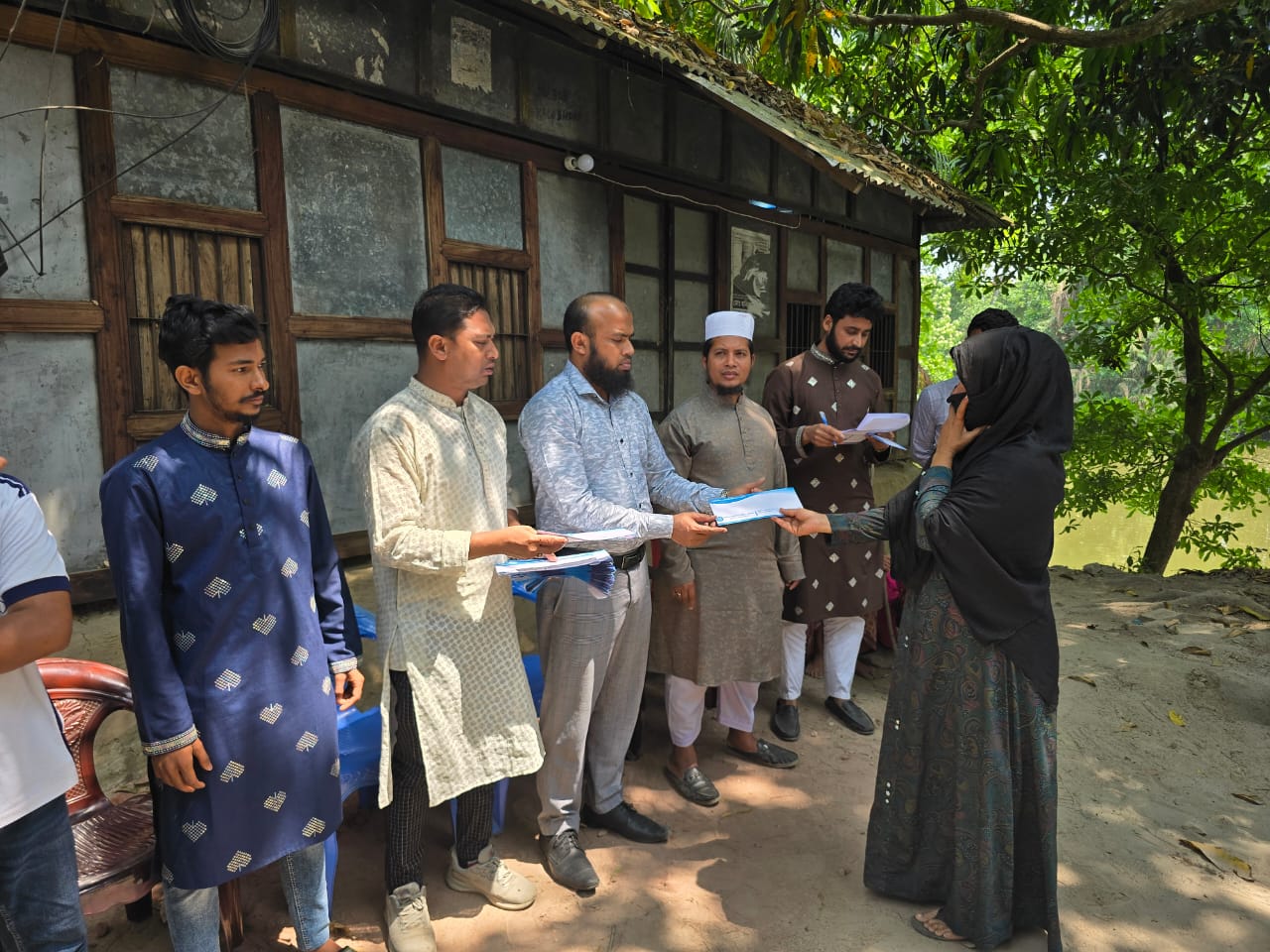 দাউদকান্দিতে বিটেশ্বর ইউনিয়ন উন্নয়ন ফোরামের উদ্যোগে সুবিধা বঞ্চিতদের নগদ অর্থ প্রদান