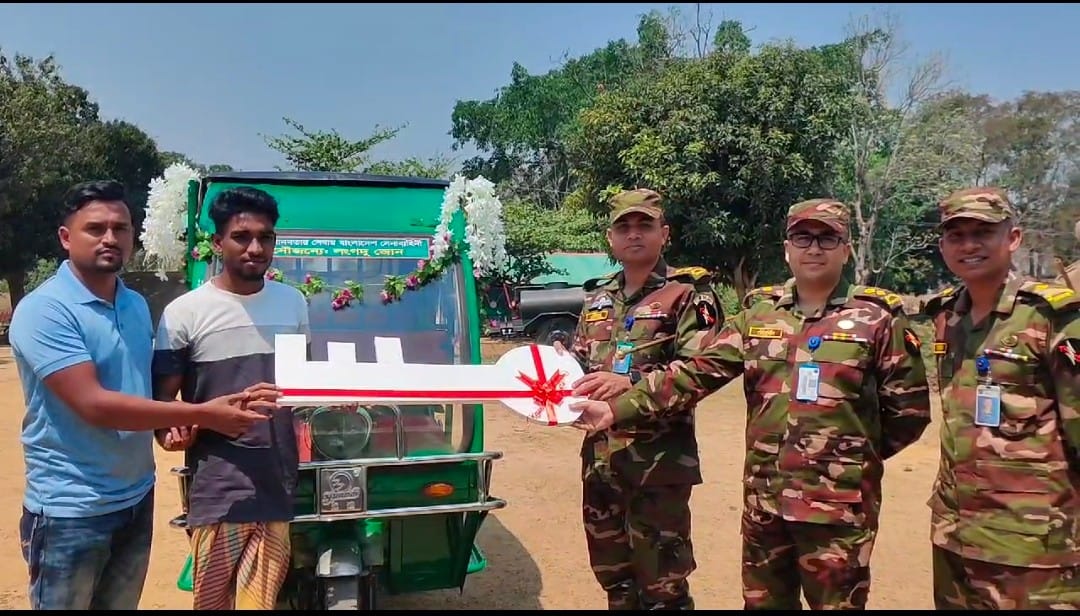স্বয় সম্বলহীন স্বজন হারা প্রতিবন্ধি রাকিবের পাশে সেনাবাহিনী