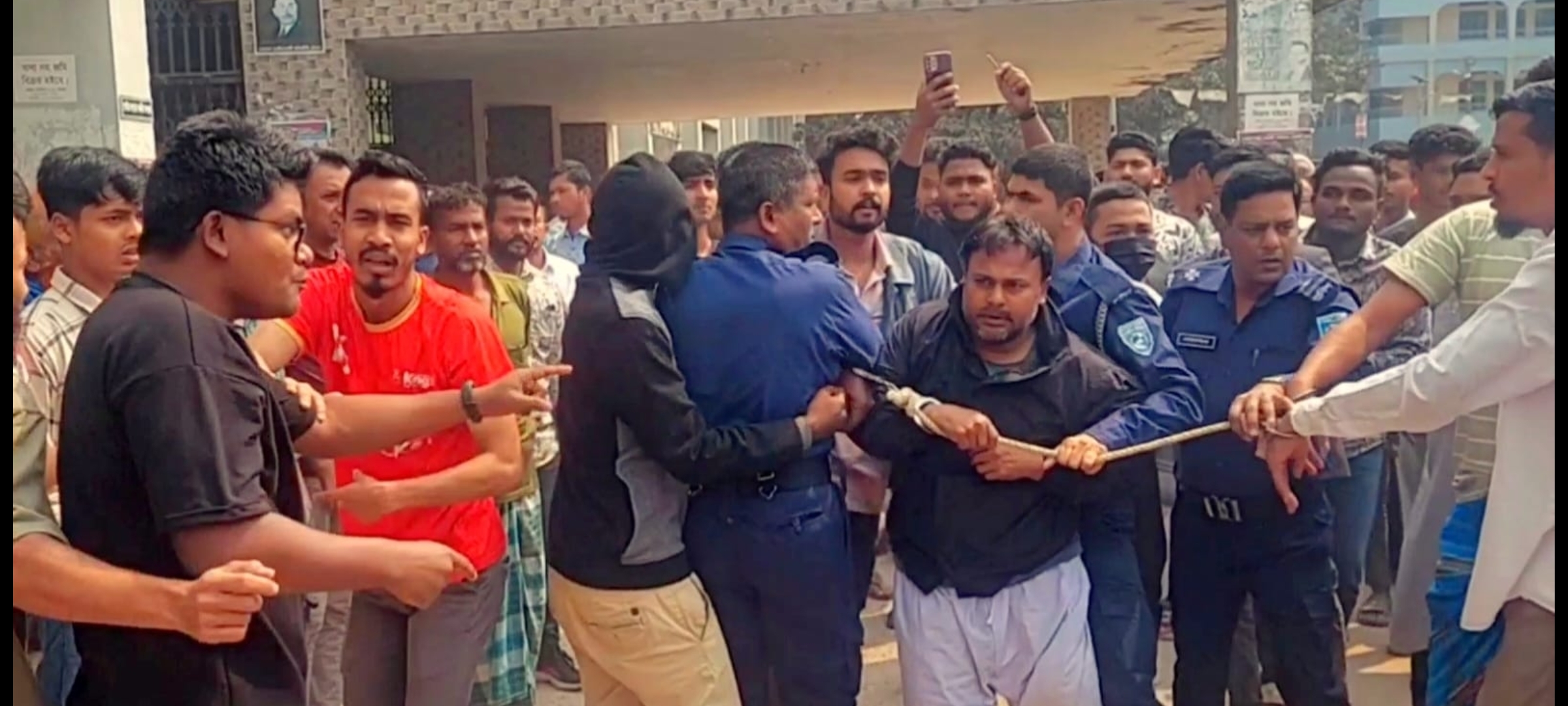 ঠাকুরগাঁওঃ শিক্ষার্থীকে ধর্ষণ: সেই শিক্ষককে আদালতে তোলার সময় গণপিটুনি