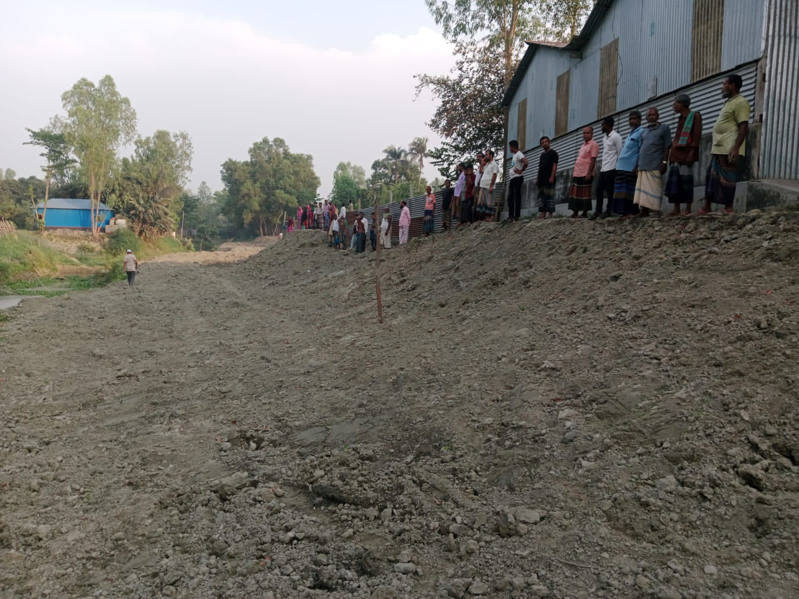 কালিহাতীর সিংগাইরে নবনির্মিত কাঁচা রাস্তা কেটে দিলো প্রভাবশালীরা, এলাকাজুড়ে উত্তেজনা