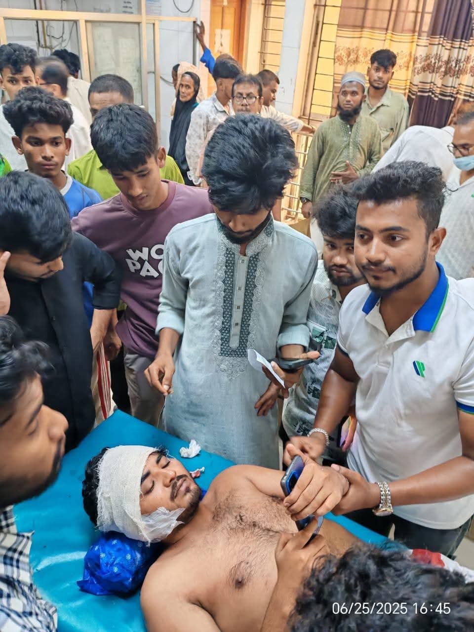 মাদারীপুরে সদস্যসচিবকে জখমের ঘটনায় এনসিপি ও বৈষম্যবিরোধী ছাত্র আন্দোলনের নেতা-কর্মীদের আসামি করে মামলা