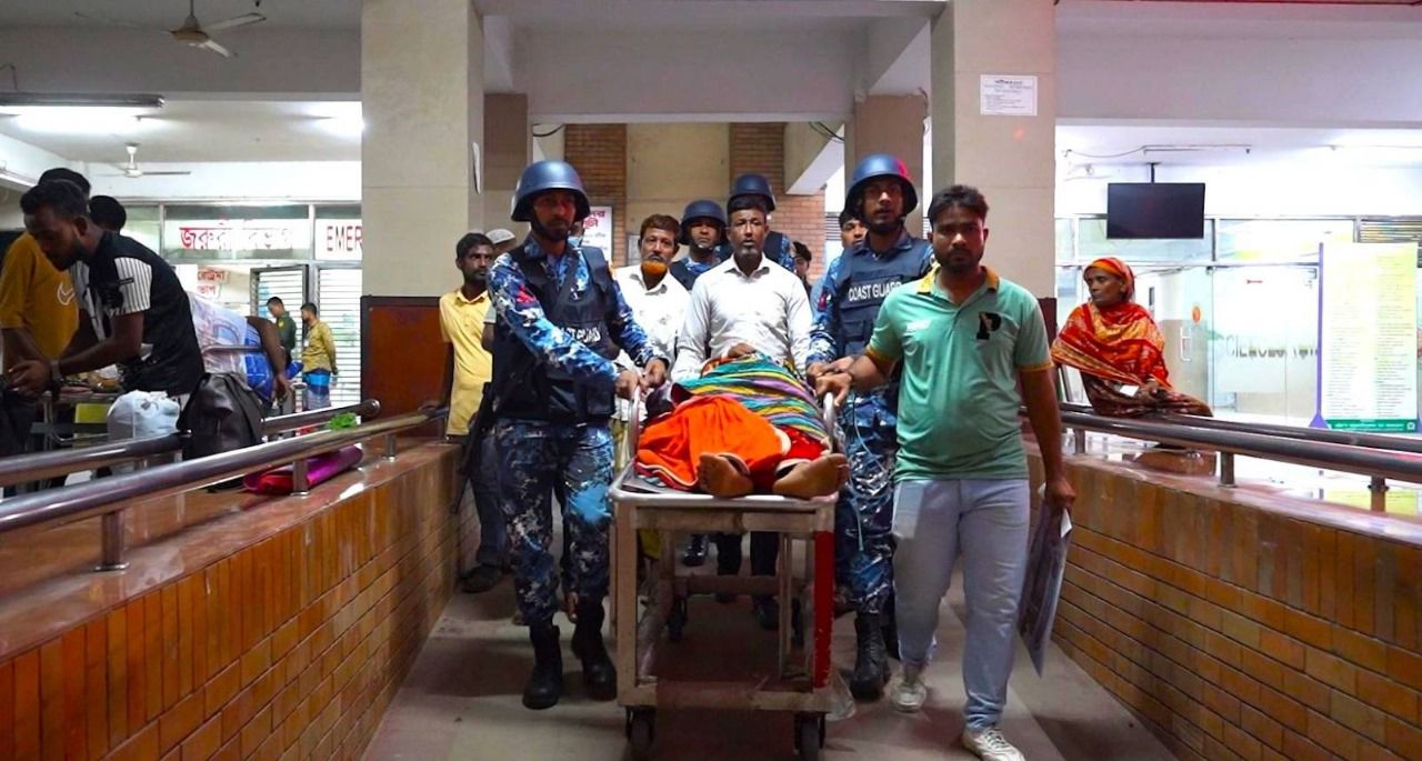 জরুরি সেবা নম্বর ১৬১১১ এ কল পেয়ে যাত্রীবাহী লঞ্চে গুরুতর অসুস্থ যাত্রীকে চিকিৎসা সেবা দিয়েছে কোস্ট গার্ড।