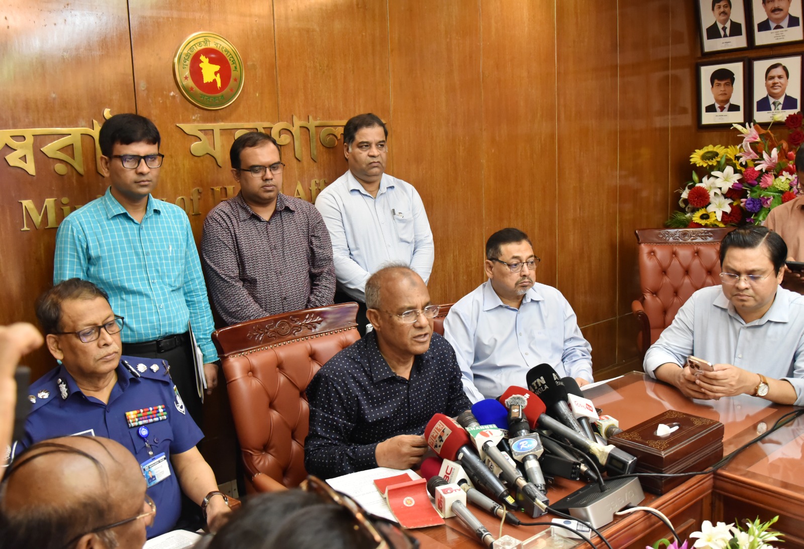 চিহ্নিত অপরাধী ও সন্ত্রাসীদের ধরতে দ্রুতই চিরুনি অভিযান পরিচালনা করা হবে- স্বরাষ্ট্র উপদেষ্টা