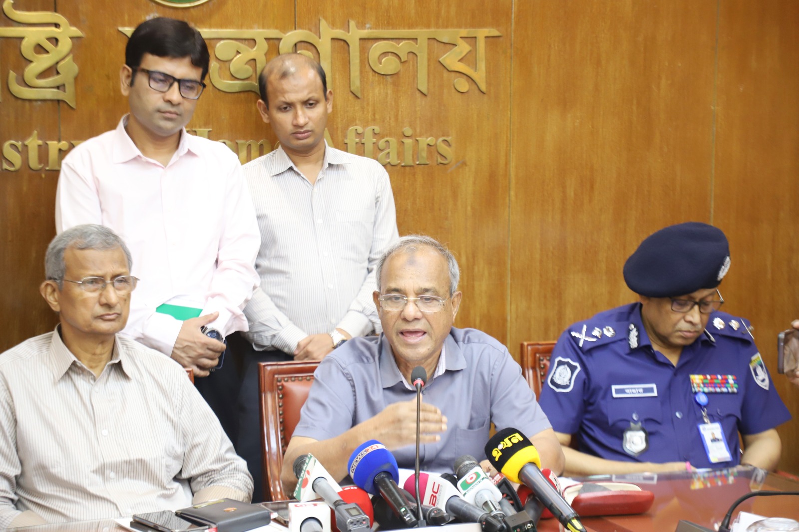 দুর্গাপূজায় এবার মণ্ডপের পাশাপাশি আইনশৃঙ্খলা বাহিনীর সদস্য সংখ্যা বেড়েছে- স্বরাষ্ট্র উপদেষ্টা