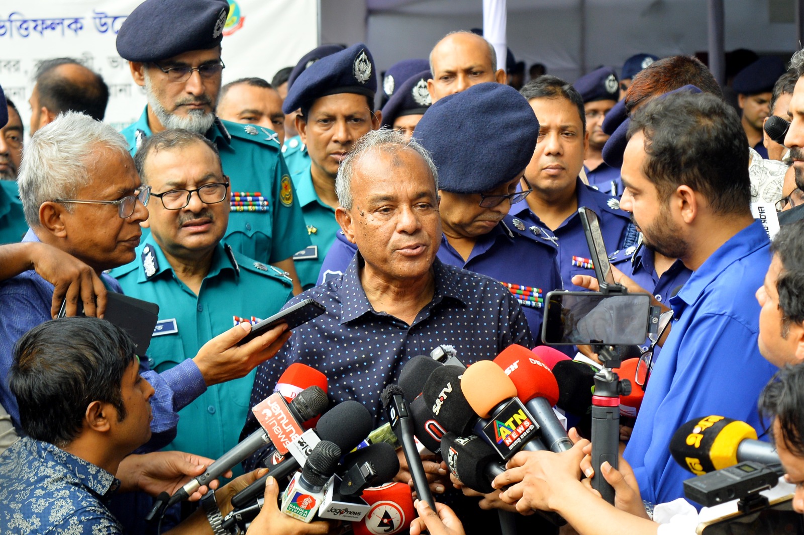 পুলিশ সদস্যদের কর্মপরিবেশ ও বাসস্থান উন্নয়নে সরকার কাজ করছে- স্বরাষ্ট্র উপদেষ্টা