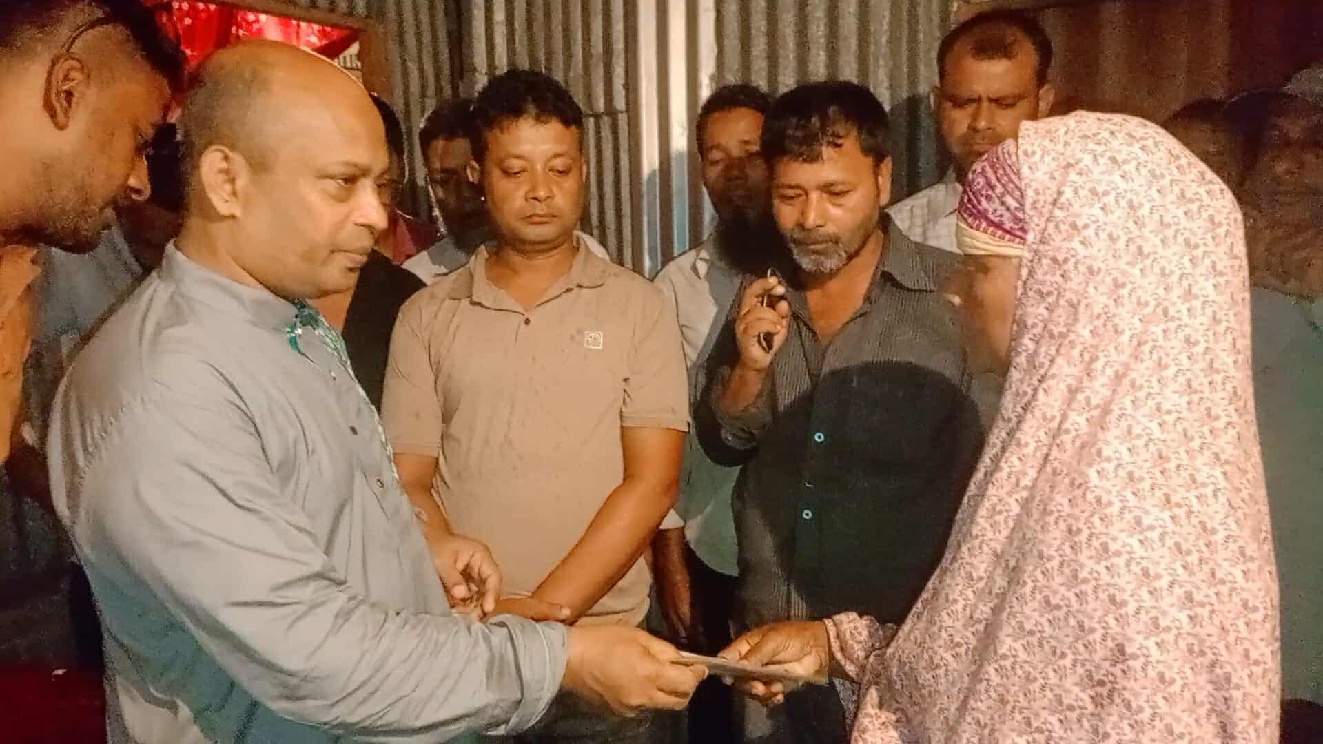 ভ্যান শ্রমিক নেতার পরিবারের পাশে কাজী রহমান মানিক 