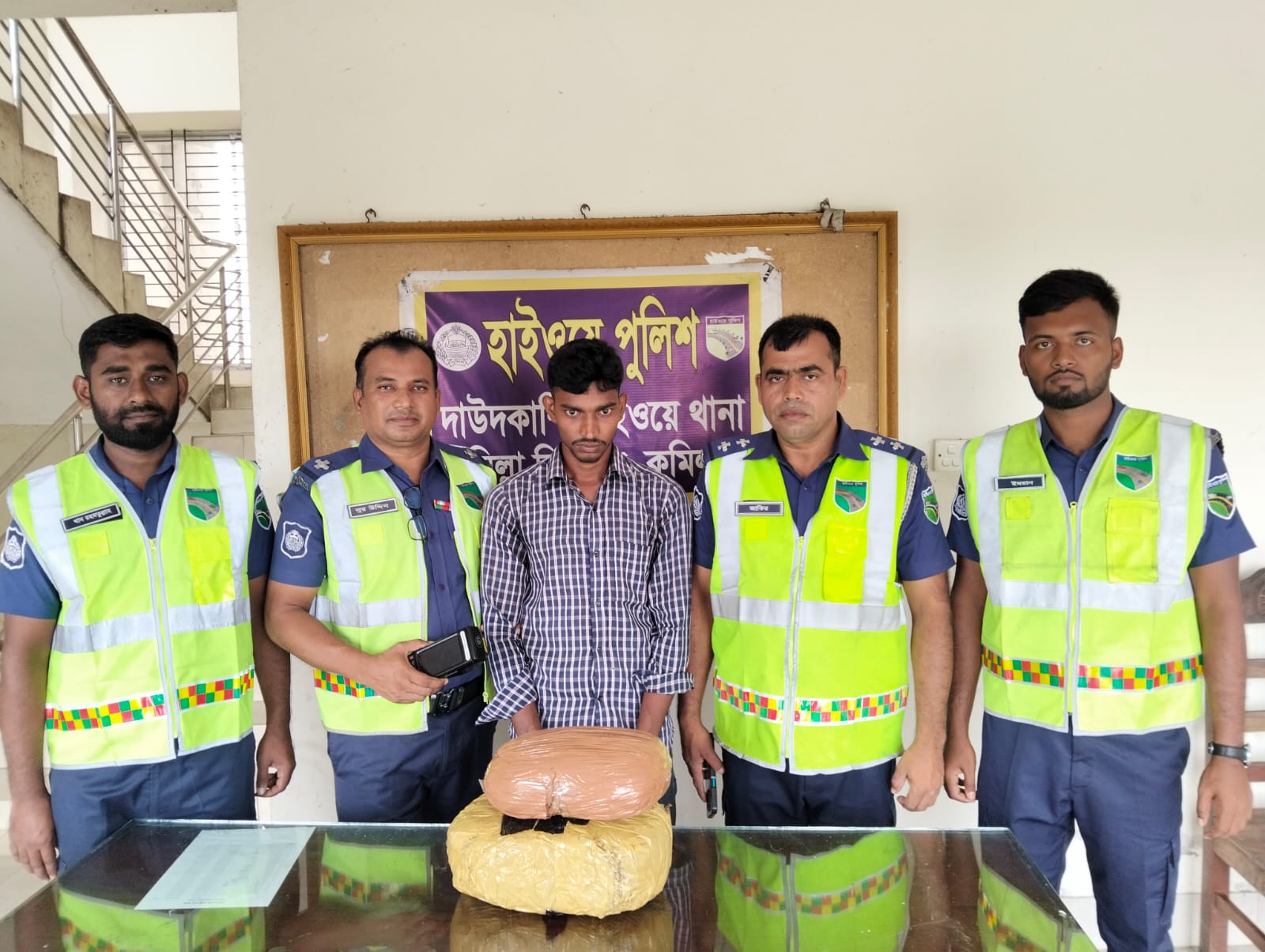 দাউদকান্দি হাইওয়ে থানা পুলিশ গাঁজা সহ একজন কে গ্রেফতার
