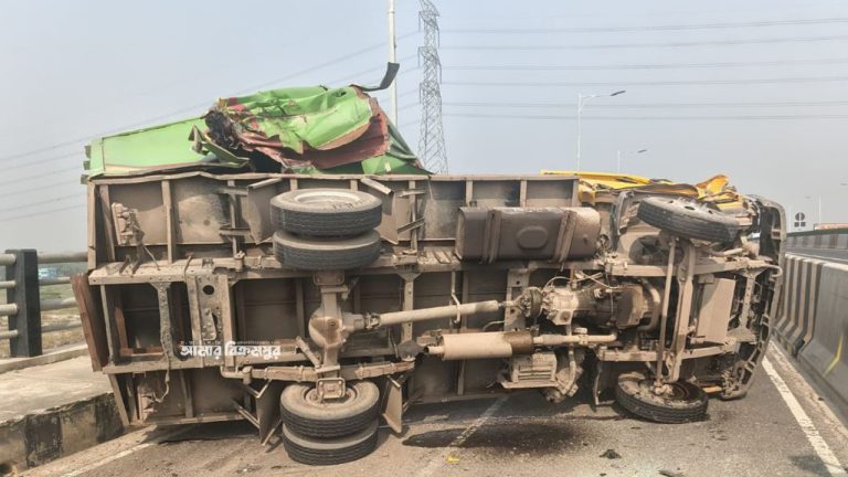 মাওয়া এক্সপ্রেসওয়েতে কভার ভ্যান ও ট্রাকের সংঘর্ষে আহত দূই