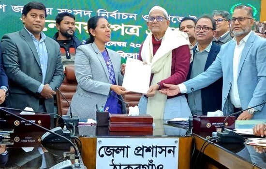 ঠাকুরগাঁও-১ আসনে বিএনপির প্রার্থী হিসেবে মির্জা ফখরুলের মনোনয়নপত্র জমা
