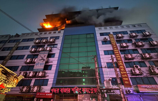 গুলিস্তান খদ্দর বাজারের গোডাউনে আগুন, ৯ ইউনিটের চেষ্টায় নিয়ন্ত্রণে