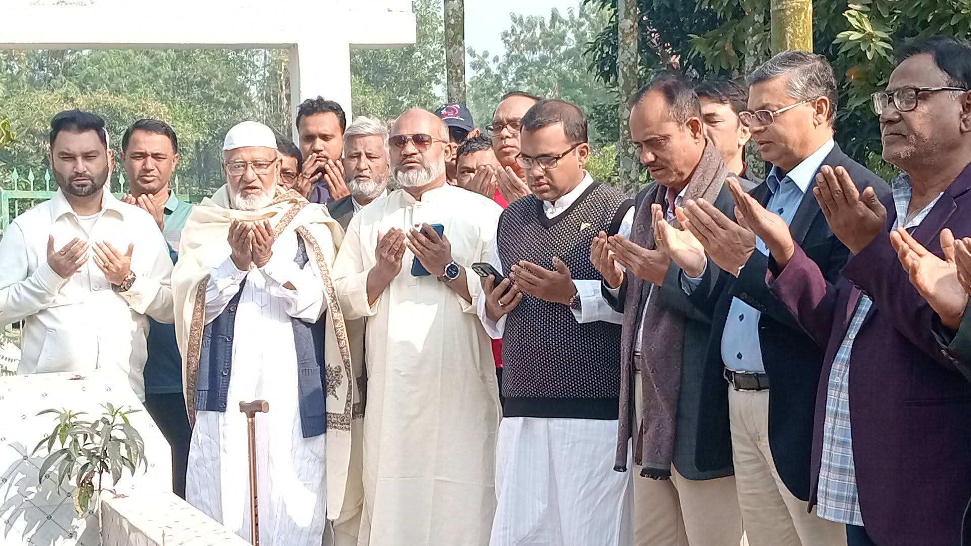 পিতা-মাতার কবর জিয়ারতের মধ্য দিয়ে নির্বাচনী প্রচারের আনুষ্ঠানিক সূচনা করলেন ড. খন্দকার মোশাররফ হোসেন