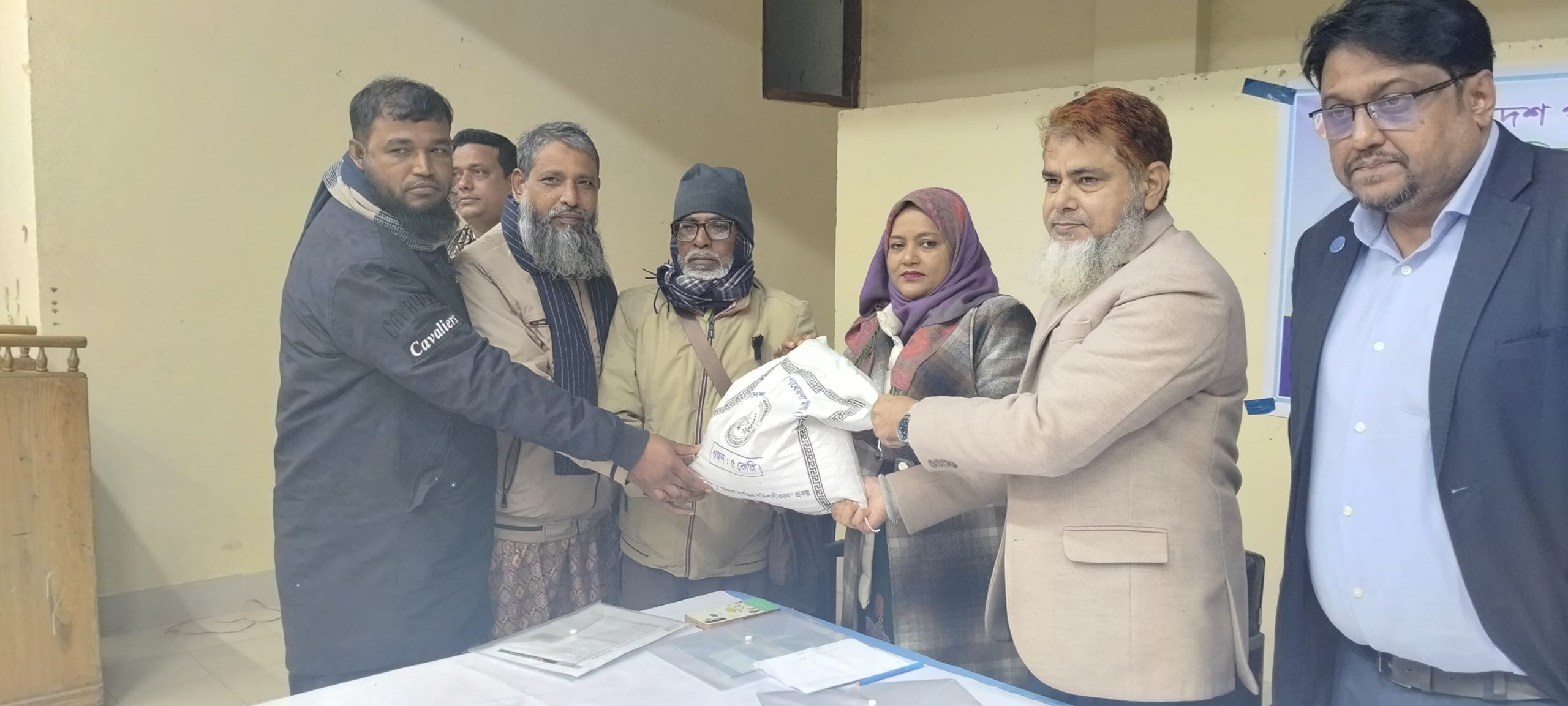 ঠাকুরগাঁওয়ে সাড়ে ৩’শ কৃষক বিনামূল্যে পেলেন বিনাধান-২৪ বীজ ও প্রশিক্ষণ
