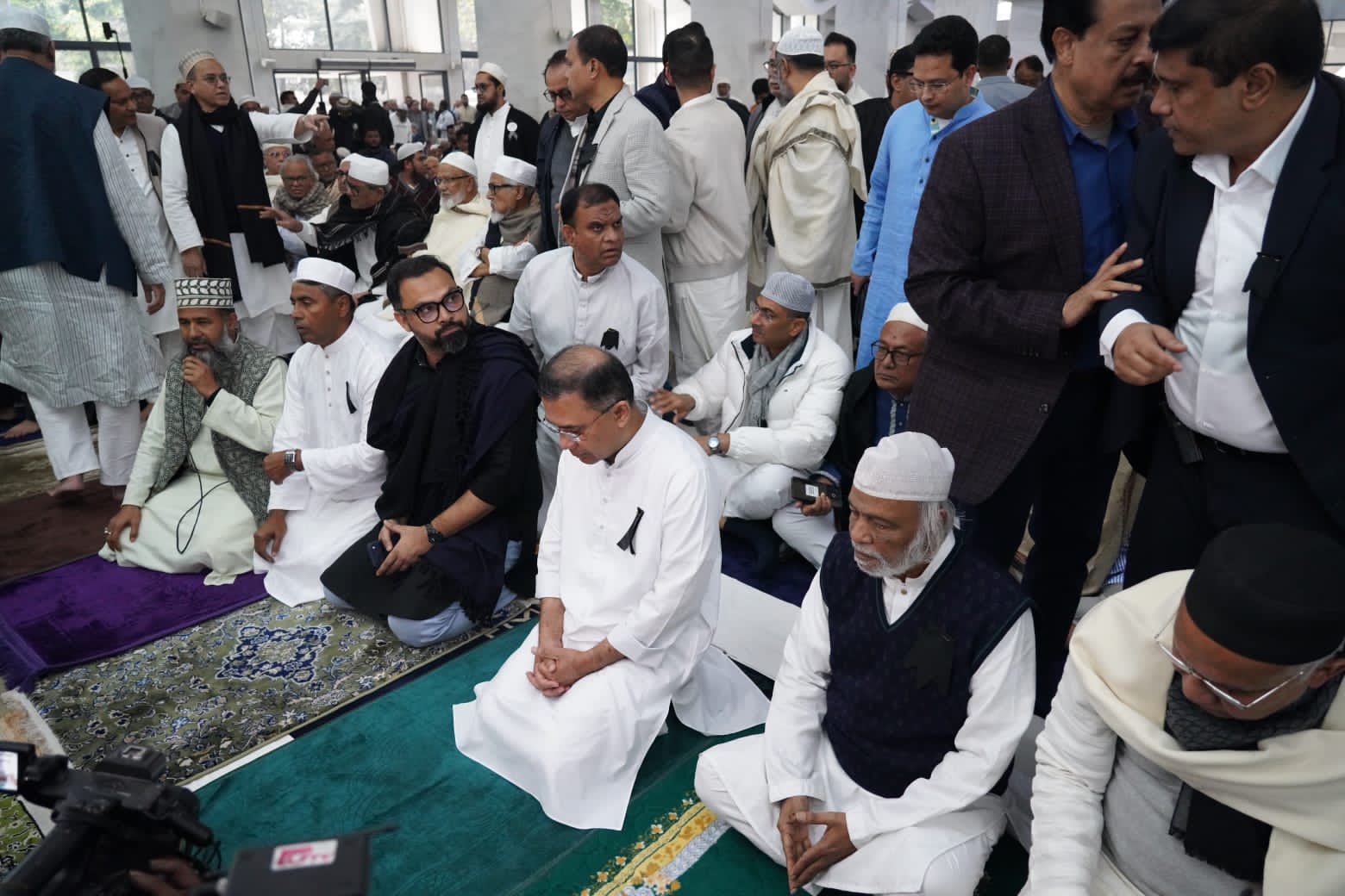গুলশান আজাদ মসজিদে দোয়া ও মিলাদ: দেশনেত্রীর আত্মার মাগফিরাত কামনায় বিএনপির শীর্ষ নেতৃত্বের ঐক্যবদ্ধ উপস্থিতি