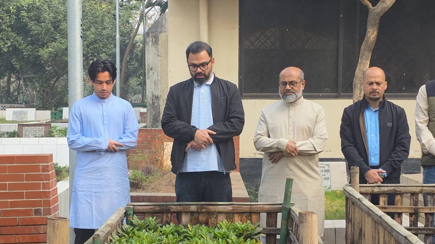 মা-বাবার কবর জিয়ারত করে প্রচারণা শুরু বিএনপির প্রার্থী আমিনুল হকের