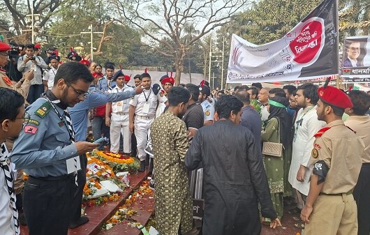 অমর একুশে কেন্দ্রীয় শহীদ মিনারে শ্রদ্ধার ঢল