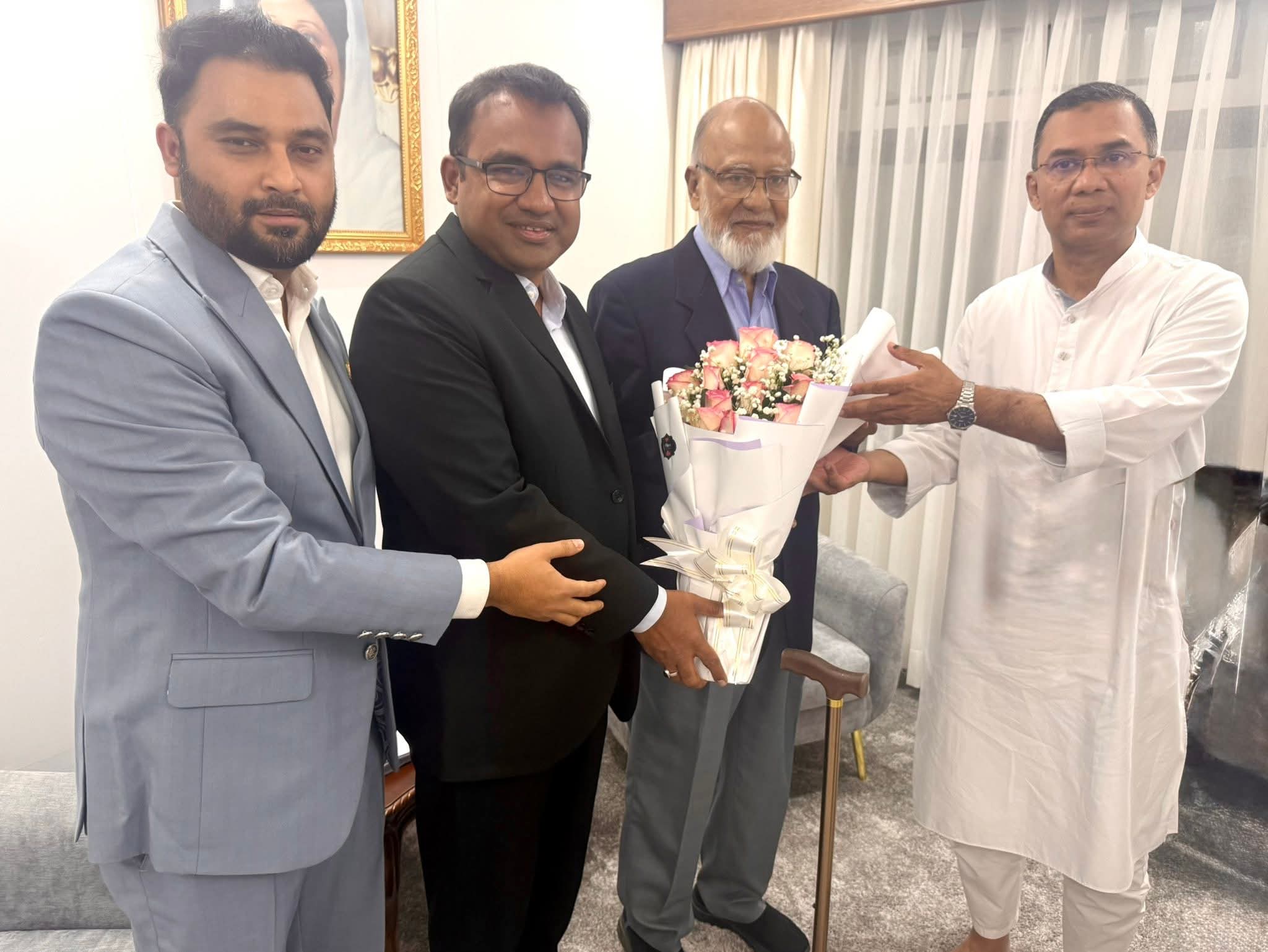 ফুলেল শুভেচ্ছায় ঐক্যের বার্তা: তারেক রহমানকে অভিনন্দন জানালেন ড. খন্দকার মোশাররফ