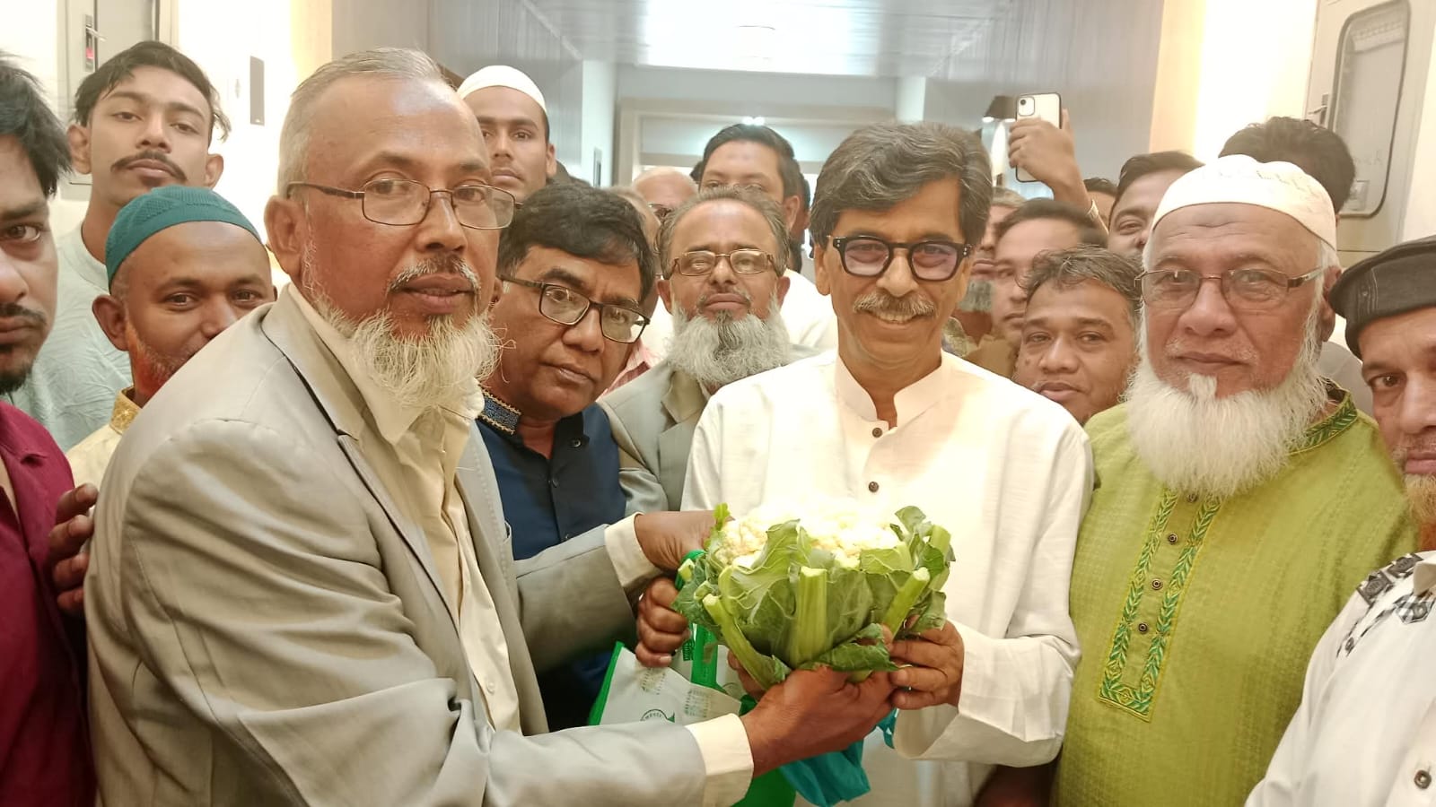 বরই–ফুলকপিতে মন্ত্রীকে ব্যতিক্রমী বরণ: কুমিল্লার মাঠে কৃষিবান্ধব বার্তা