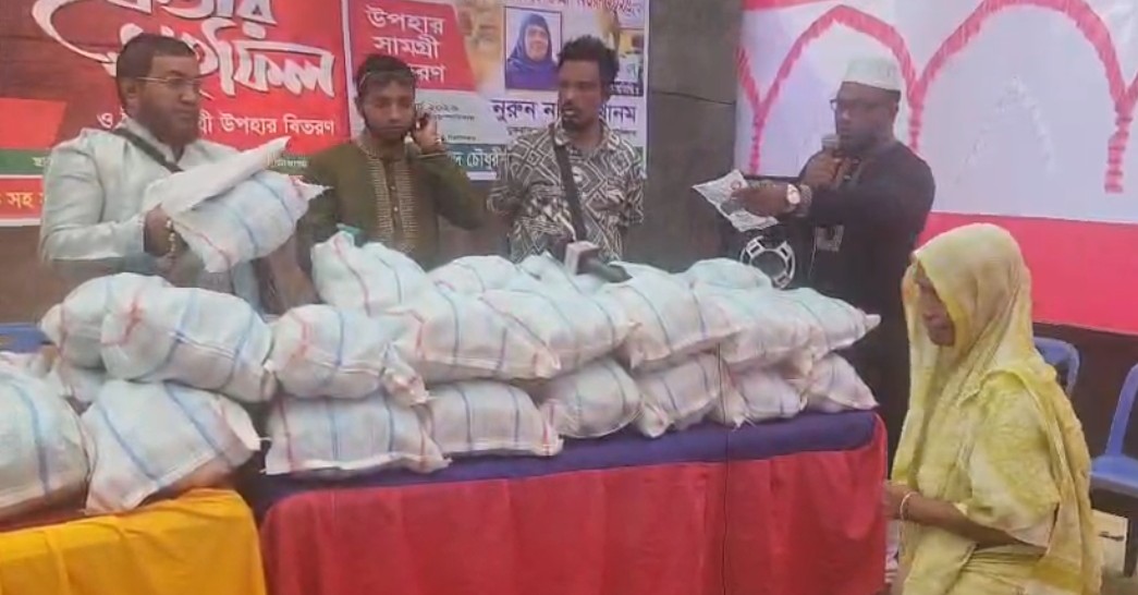 ঈদকে সামনে রেখে অসহায়দের পাশে জয়নাল আহমেদ চৌধুরী, শাড়ি-লুঙ্গি ও খাদ্যসামগ্রী বিতরণ