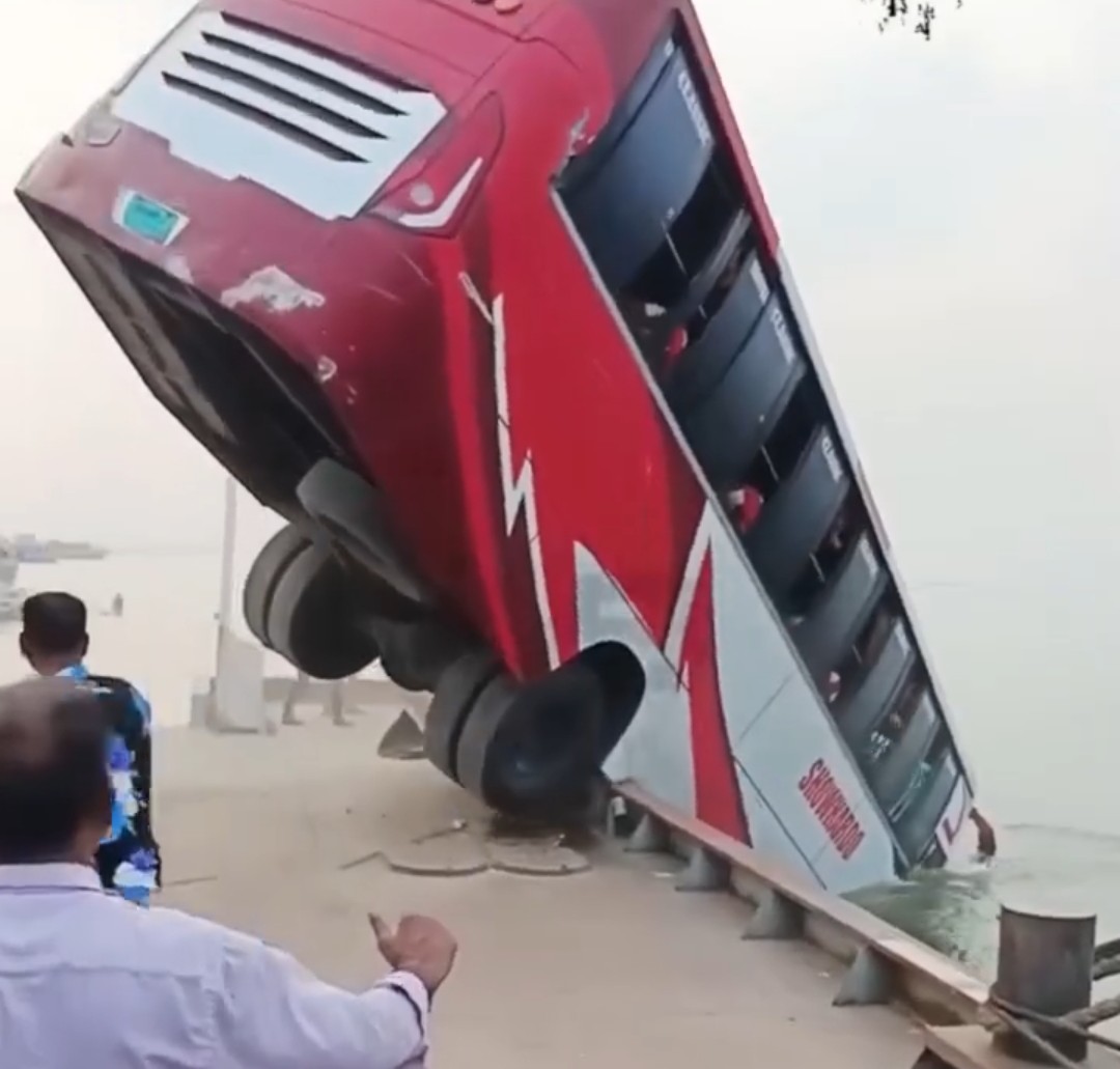 দৌলতদিয়া ঘাটে বাস নদীতে, ৪ জনের মরদেহ উদ্ধার; নিখোঁজদের উদ্ধারে কাজ করছে হামজা