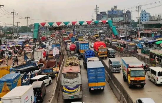 দাউদকান্দিতে বিকল গাড়ির প্রভাবে ঢাকা-চট্টগ্রাম মহাসড়কে তীব্র যানজট, ধীরে ধীরে স্বাভাবিক হচ্ছে চলাচল