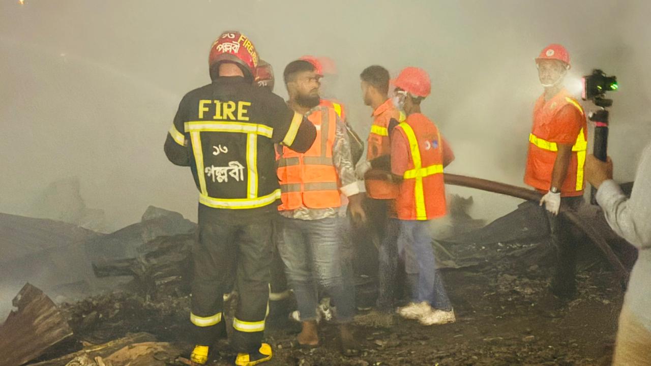 মিরপুরের কালশী বাউনিয়াবাদ বস্তিতে ভয়াবহ আগুন, নিয়ন্ত্রণে কাজ করছে ফায়ার সার্ভিসের ১৫ ইউনিট