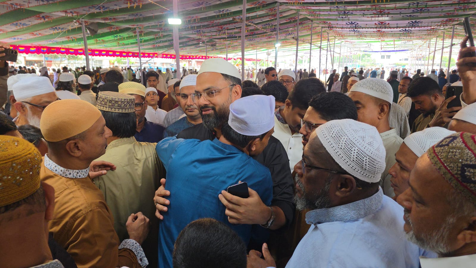 ঈদের জামাতে হাজারো মুসল্লির সঙ্গে নামাজ আদায় করলেন ক্রীড়া প্রতিমন্ত্রী আমিনুল হক