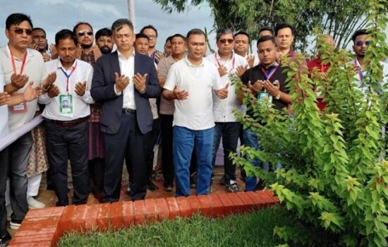 শহীদ ওয়াসিমের কবর জিয়ারত করলেন প্রধানমন্ত্রী তারেক রহমান, পরিবারকে ২০ লাখ টাকার সঞ্চয়পত্র প্রদান