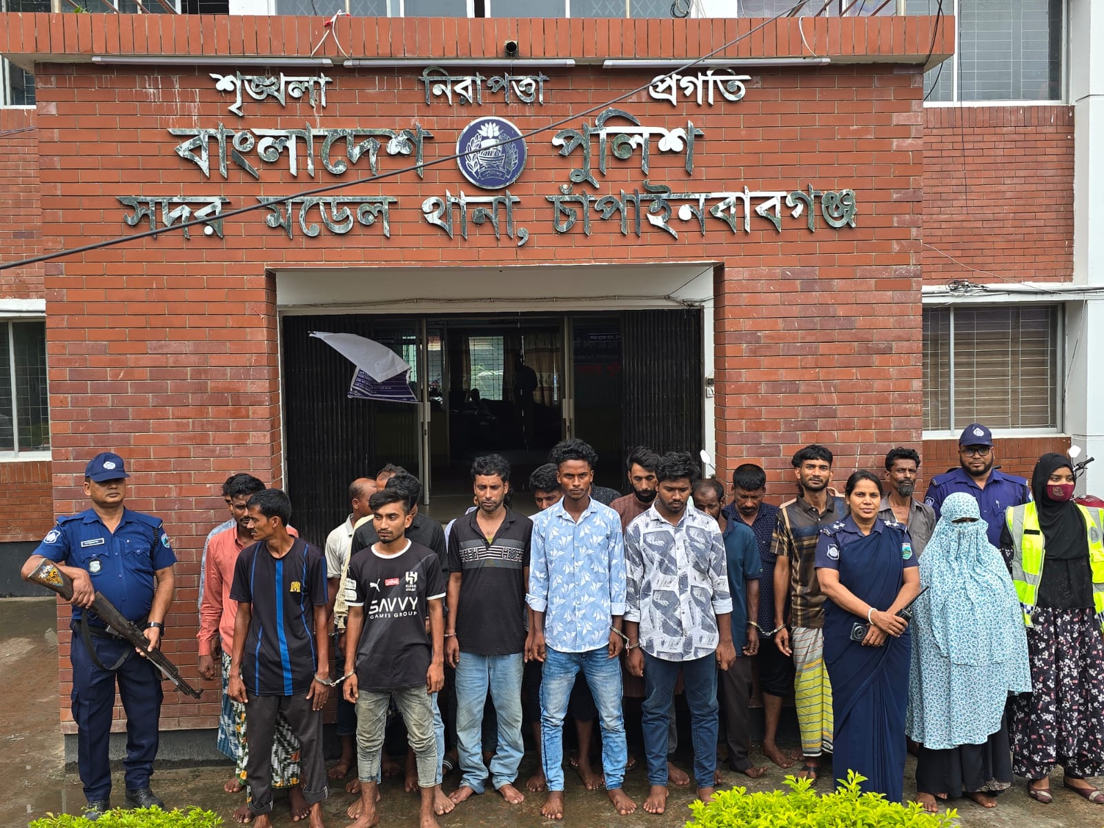 চাঁপাইনবাবগঞ্জে পুলিশের বিশেষ অভিযানে ২১ জন গ্রেপ্তার, উদ্ধার ইয়াবা-গাঁজা ও চোলাই মদ