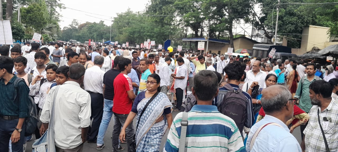 বস্তি ও হকার উচ্ছেদ এবং পেট্রোল ও ডিজেলের দাম বৃদ্ধির প্রতিবাদে- বিক্ষোভ সমাবেশ ও মহা মিছিল।