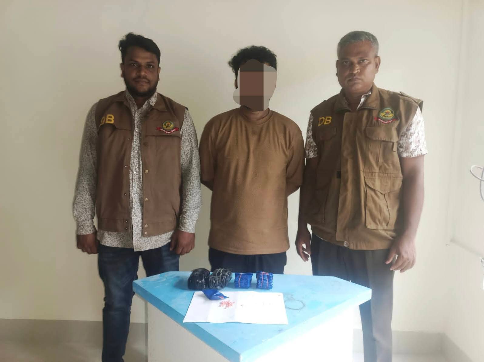 কর্ণফুলীতে ডিবি’র অভিযান: প্রাইভেট কারসহ ৬ হাজার পিস ইয়াবাসহ এক মাদক কারবারি গ্রেফতার