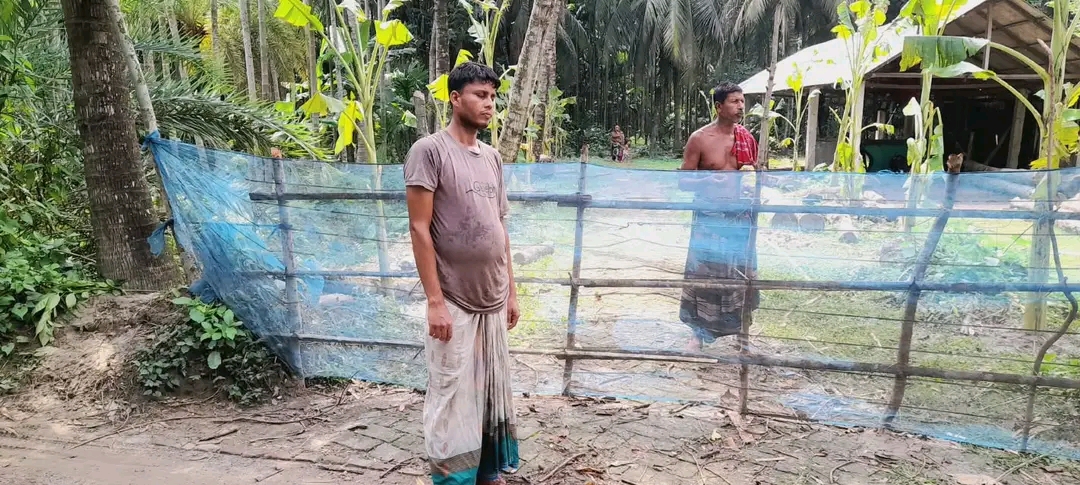 রামপালে বৃদ্ধের যাতায়াতের পথ বন্ধ, প্রশাসনের ভূমিকা প্রশ্নের মুখে