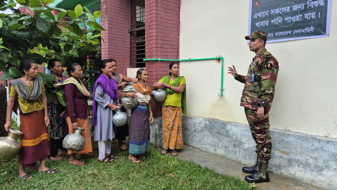 পাহাড়ে স্বস্তির ধারা: সেনাবাহিনীর উদ্যোগে সুপেয় পানি পেল পানছড়ির দুর্গম চিকনচান পাড়া