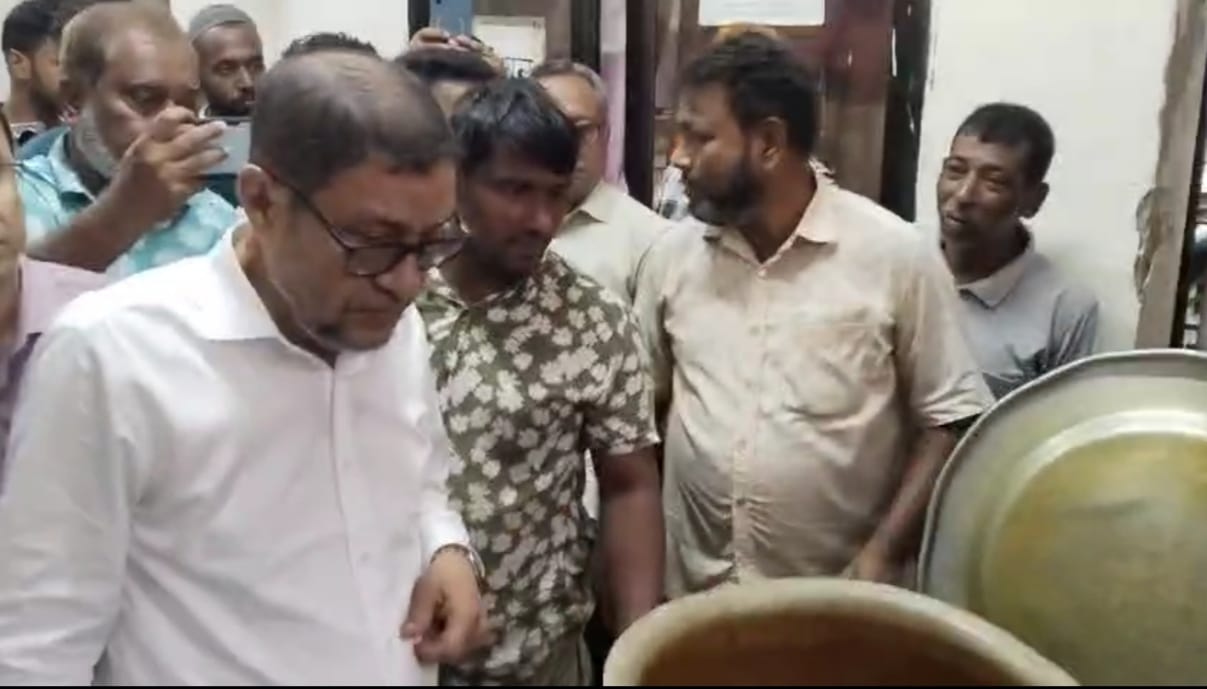 নোয়াখালী জেনারেল হাসপাতালে স্বাস্থ্যমন্ত্রীর আকস্মিক অভিযান, তত্ত্বাবধায়ক ক্লোজড
