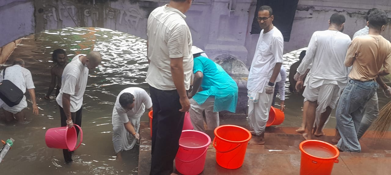 কলকাতা ইসকনের উদ্যোগে বাবুঘাট গঙ্গা তীর পরিষ্কার ও পরিচ্ছন্নতার অভিযান চালালেন