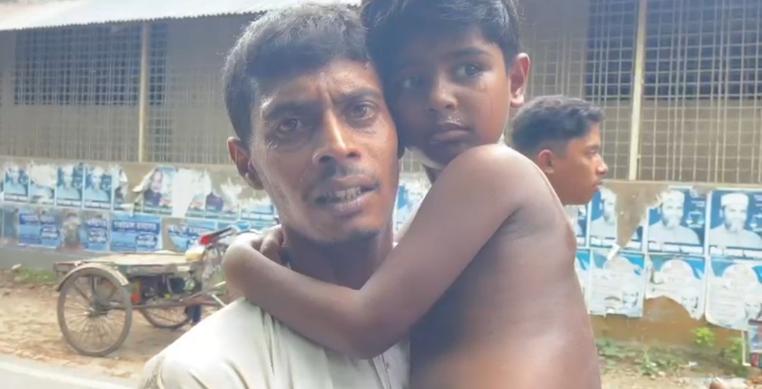 খুলনার ফুলতলায় ৩ বছরের শিশুকে ধর্ষণ চেষ্টার অভিযোগ:-অভিযুক্ত যুবক জনতার হাতে আটক।