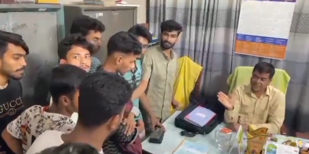 কলেজ প্রসঙ্গে মাদকসেবী শিক্ষার্থী আটক বয়স বিবেচনায় অধ্যক্ষের কাছে মুসলেকা দেওয়ায় পরিবারের কাছে বুঝিয়ে দিলো ছাত্রদল।