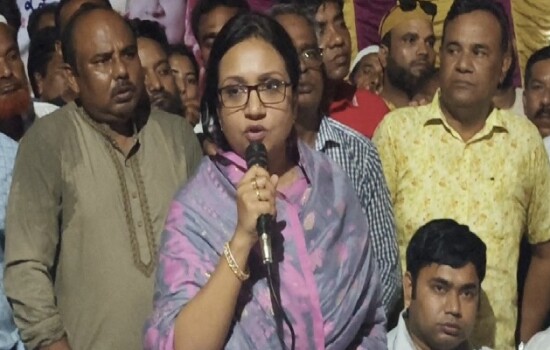 “চাঁদাবাজি করতে এলে বেঁধে আমাকে ফোন দেবেন” — লালপুরে ব্যবসায়ীদের প্রতি প্রতিমন্ত্রী পুতুলের আহ্বান